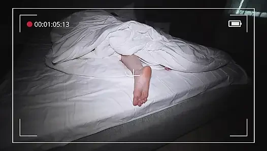 Üvey erkek kardeş üvey kız kardeşlerini sikmek için geceleri gelmeyi seviyor