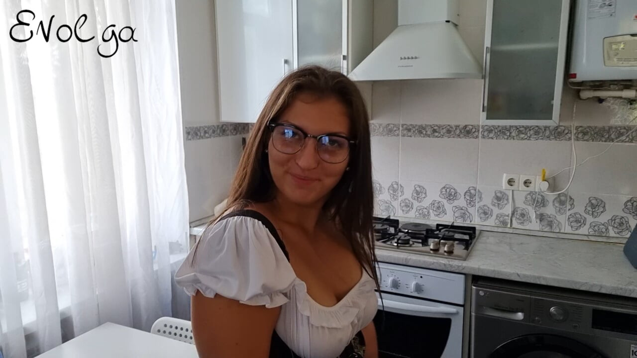 Oktoberfest garsonu masada sikiliyor ve yüzüne boşalıyor