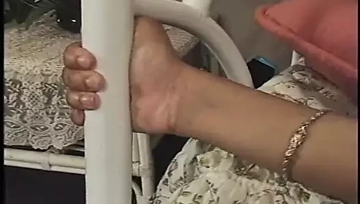 Hamile zenci kıllı amcığını yaşlı bir adama sert pompalatıyor