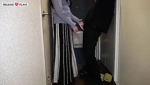 Sansürsüz ev ziyareti ortaya çıktı. Kocasının yokluğu sırasında aşina bir sıska evli güzellik