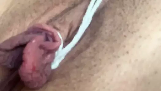 İplerle bağlanmış, çekiştirilmiş, tokatlanmış etli amcık.