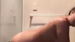 Polinezyalı kötü kaltak pound yapay penis üzerinde duvar