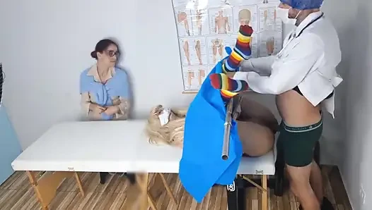 Üvey anne, üvey kızını ilk kez jinekoloğa götürüyor!