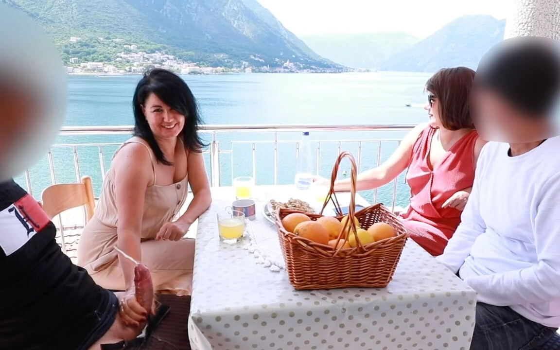 Halkın içinde aşırı! Restoranın ortasında dev yarağını çıkardım....