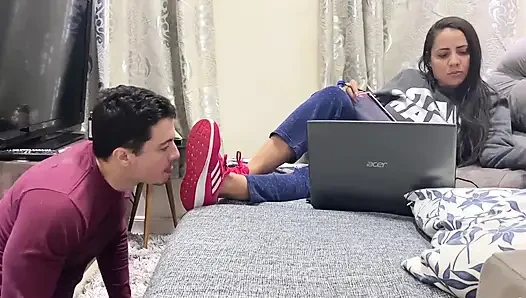 Kiffa spor ayakkabılarını yalarken ayak kölesini görmezden geliyor