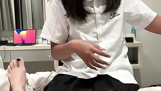 Üniformalı 18 yaşındaki Taylandlı öğrenci büyük beyaz yarakla sert sikiliyor ve yüzüne boşalıyor