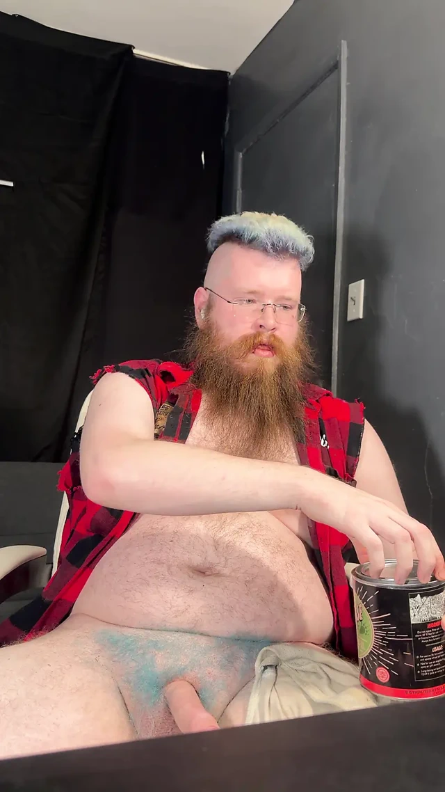 Okşuyor ve boşalıyor