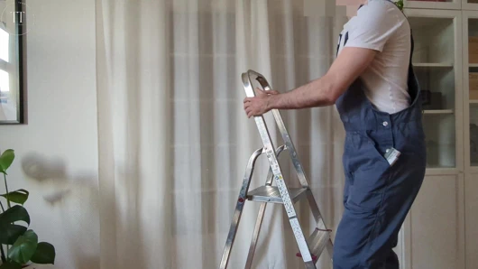 Tamirci müşteri ziyareti sırasında azgın ev hanımıyla sikişiyor (dölleme dahil)