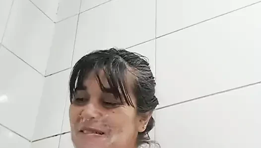 Büyük döllü üvey anne banyoda sikiliyor