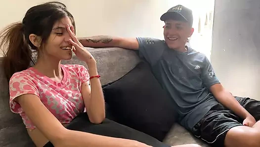 Üvey kız kardeşim evde yalnızken onu ziyaret etmemi sağlarken ne kadar lezzetli