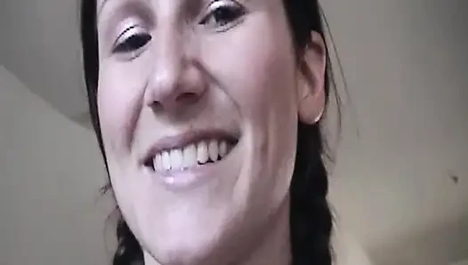 Esmer orta yaşlı seksi kadın ıslak ıslak sakso çekiyor ve damlayan tükürük