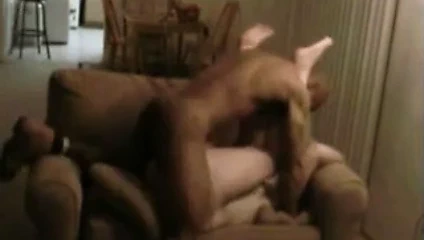 Sert beceriyor üzerinde bir kanepe