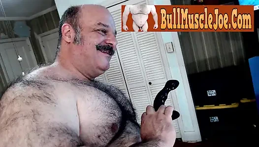 Bullmusclejoe kendi götünü tatmak için arkadaşlarının dildosunu kullanıyor!