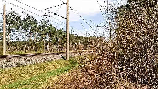 Çıplak göğüsler tren raylarında kırmızıya çarpıyor