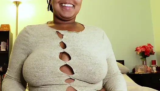 Ta copine à gros nichons veut que tu la regardes jouer avec son nouveau jouet