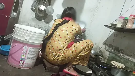 Üvey kız kardeş mutfakta yemek pişirirken