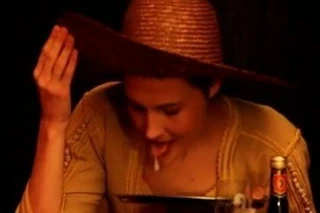 Cumslut bir şampanya bardağında donmuş cum yeme