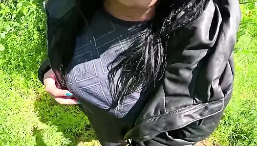 Açık havada gırtlağına kadar alıyor, sert yüz sikişi ve deli gömleğimin her yerine boşalıyor