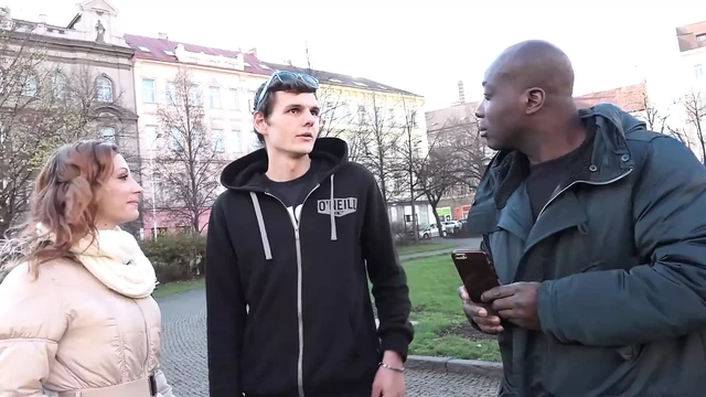 Jenifer kocası denetlerken siyah yarağı götüne alıyor