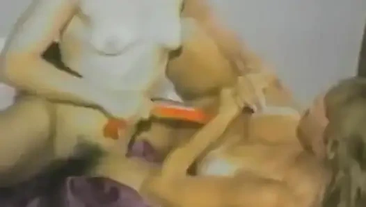 Sarışın ve esmer uçuş oynuyor ve sonra sikişiyor