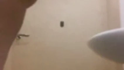 İsveçli alt karısı iş yerinde, küçük anal plug ekler