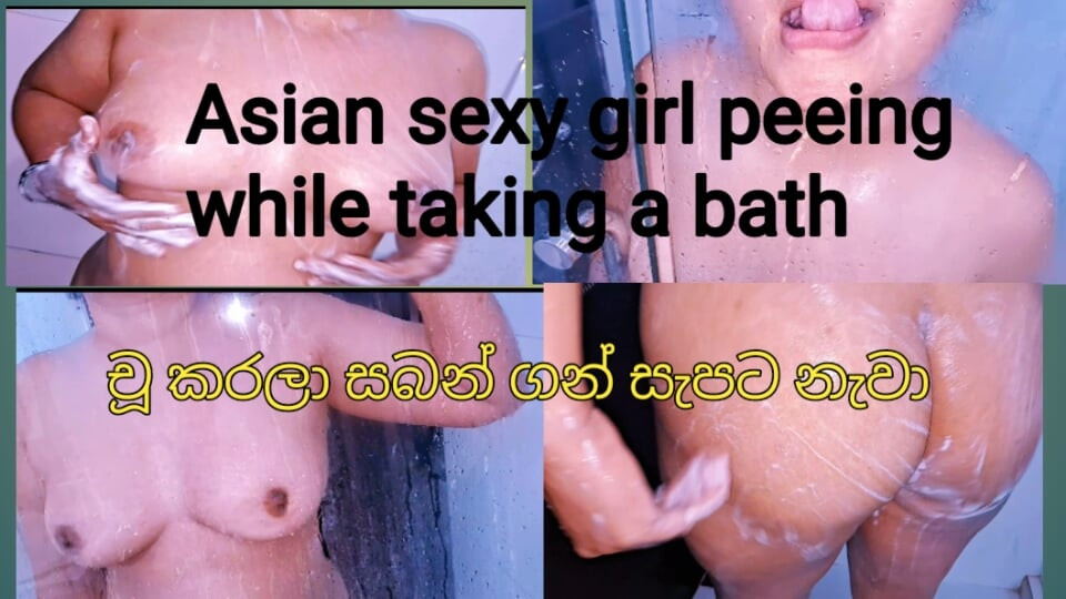 Çok seksi Sri Lankalı kız banyoda banyo yapıyor ve sabun alıyor