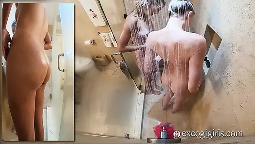 Britney Rose kızımız Amber ile çok tanışıyor ve tutkulu yalama ve oyuncak oyunu yapıyor
