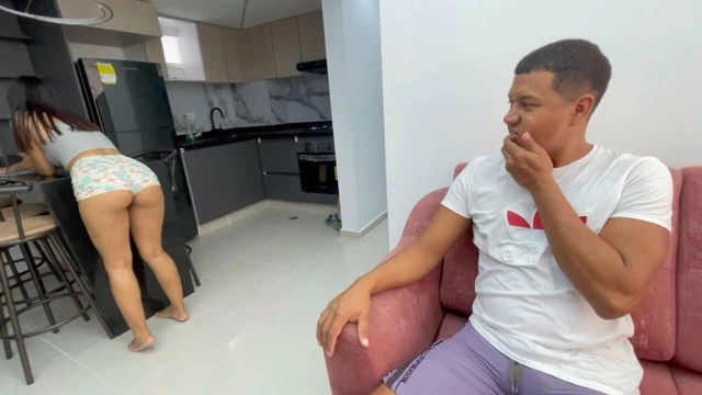 Küçük üvey kız kardeşimi evi temizlemesine yardımcı olduğu için zengin amına güzel bir sikişle stres atıyorum