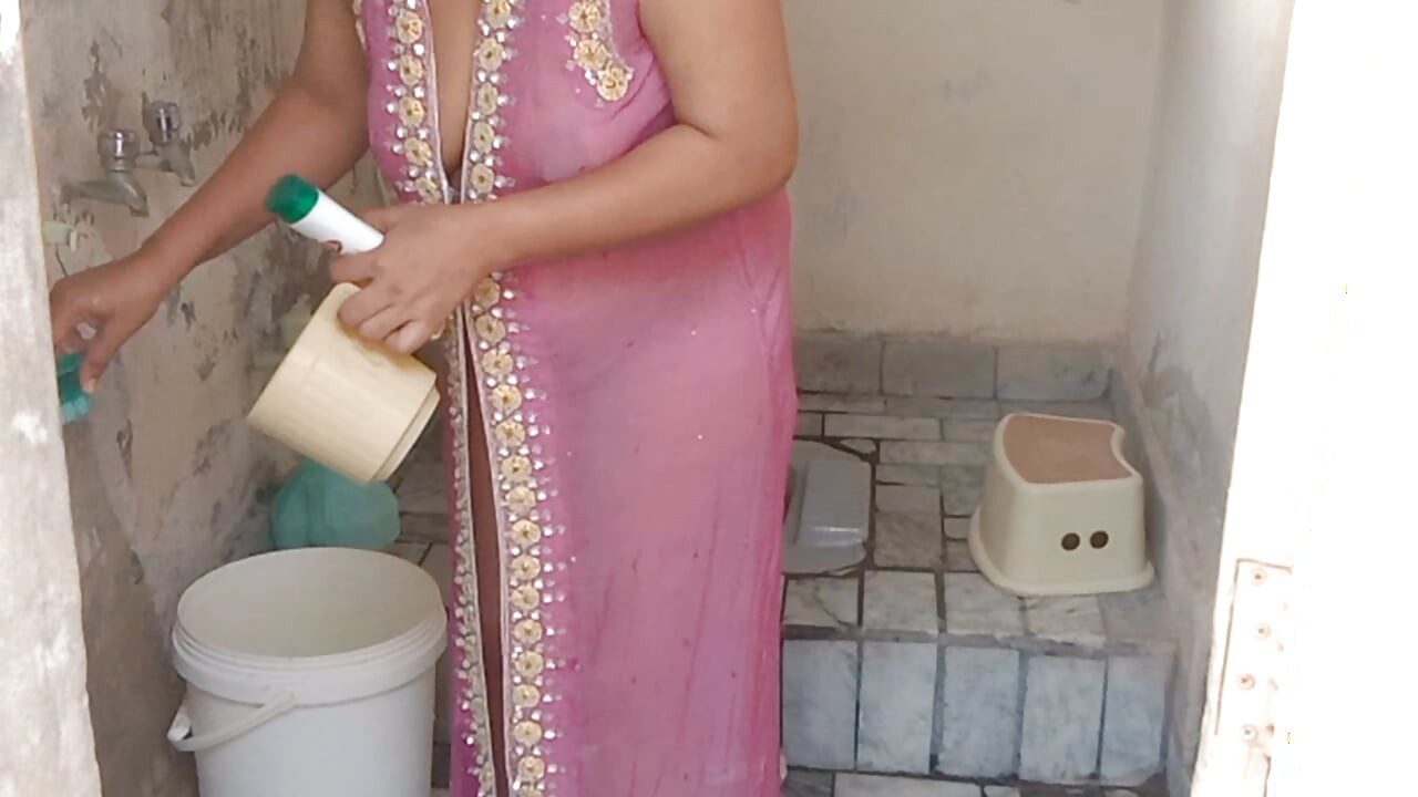 Güzel ateşli üvey kız tuvalette temizlik yapıyor ve üvey erkek kardeşini sikiyor