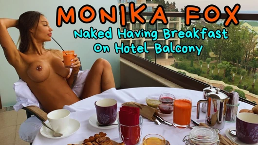Monika Fox otel balkonunda çıplak kahvaltı yapıyor
