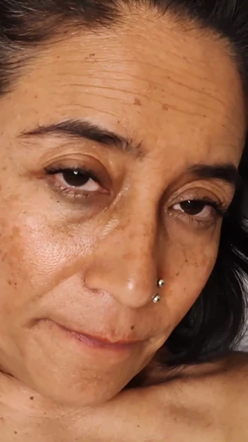 Мощный момент из "зрелой женщины в волосатую киску проникает дилдо"