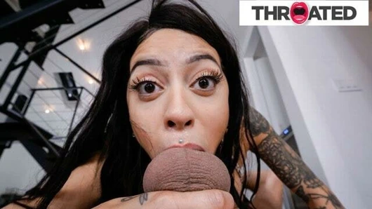 Sevimli mürekkeplenmiş esmer ağzına büyük bir horoz alır