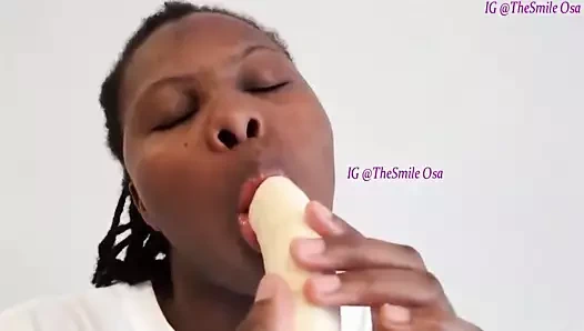 Afrikalı kadın youtube'da oral seks yapmayı gösteriyor