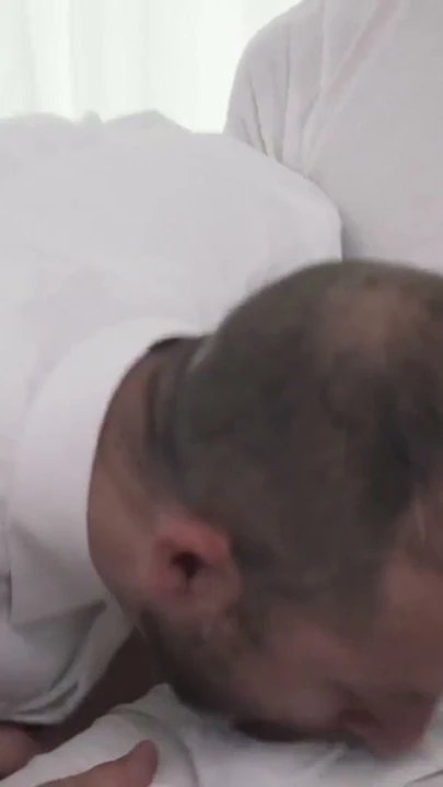 Büyük mormon papaz, öğrencisi tarafından emilir ve kurutulur | Klip 1