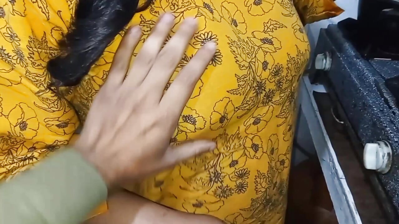 Hintli ateşli seksi yenge dever'i sikiyor