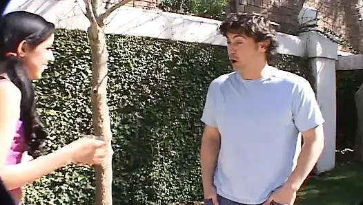 Esmer hatun ateşli üçlü grup seks yapıyor