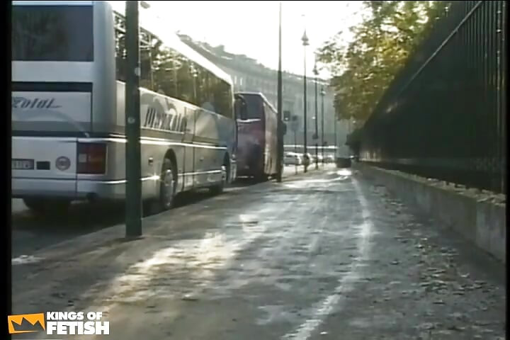 İri güzel sürtük kıllı amını yalatıyor ve azgın bir müşteri tarafından sikiliyor