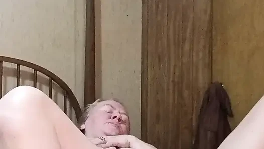 Azgın orta yaşlı seksi kadın telefonda