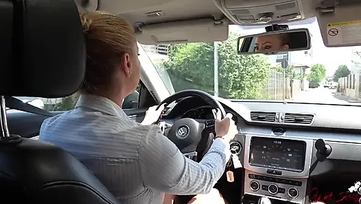 Uber sürücüsü bir kostümlü kızı emiyor ve sikiyor