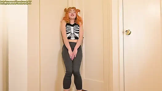 Beni tuvaletin dışına kilitledi, ben de kendime işedim! Amatör Fiona'nın edepsiz konuşma çiş rol oyunu ile tam idrar kese çaresizliği