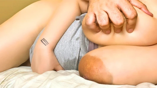 Büyük memeli öğretmen öğrenciyi çalışmalara davet etti, büyük göğüsleri zıplarken onu arkadan becerdi, içine boşaldı.