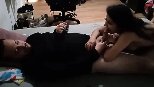 Heyecanlı genç kadın eski erkek arkadaşının intikamı için komşusunun yarağına biniyor