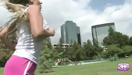 Adamı bu sarışını yarak için hazır hale getirtmek için amını iyi yalamak zorunda kaldı