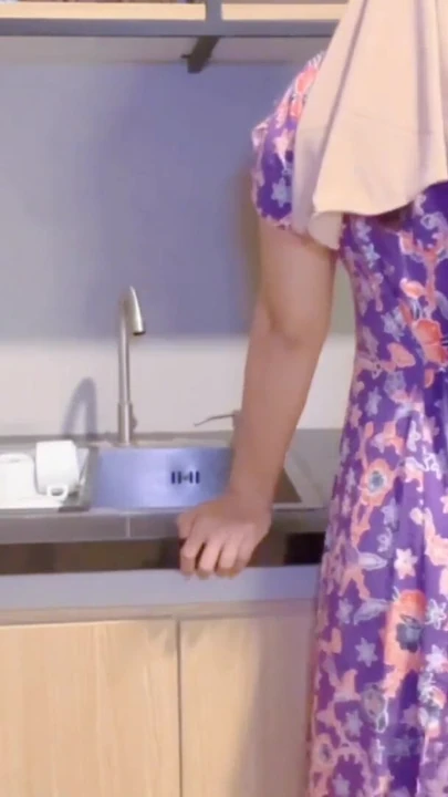 Aunty was harassed by her naughty stepnephew while cooking | Clip 1