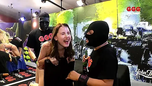 Lia Louise Büyük Yaraklardan Korkmaz Vahşi Emiyor Ve Sikişiyor