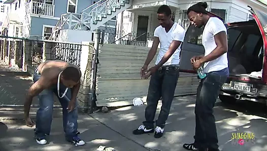 Zenci hatun kanepede sikiştikten sonra götünü boşaltıyor