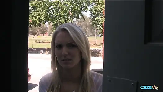 Sarışın saçlı yarak emici yarak üzerinde zıplarken inliyor