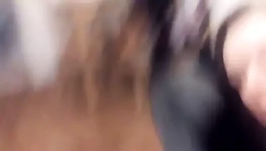 Büyük yuvarlak kıçımı gösteriyor