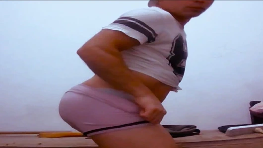 Ceketimi indiriyorum ve tüm götüme dokunuyorum!!