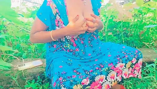 Pooja yenge orman alanı ormanına geliyor ve yavaş yavaş dokunan güzel amcığı parmaklıyor - açık havada romantik solo parmaklama